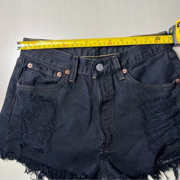 Levi’s Vintage High Rise Black Denim Cut-Off Shorts Distressed Waist 15 S/M Y2K - Picture 3 of 7